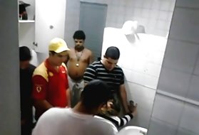 این پسر اجازه نداد تا یوگا را ماتیلدا کند، ساق شلواری را از بین برد، نقطه ضعف داشت و باشگاه سیگار کشیدنش عمیق در مقعد