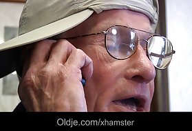 سبزه جوان تحت تأثیر قرار می گیرد