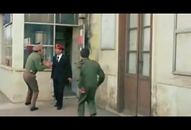 خروس سازنده در دهان یک زن خانه دار بالغ است که خانه را تعمیر می کند