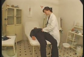 خدمتکار آسیایی استاد خانه را تحسین می کند